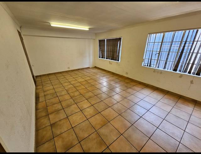 1,100M² WAREHOUSE TO LET IN APEX